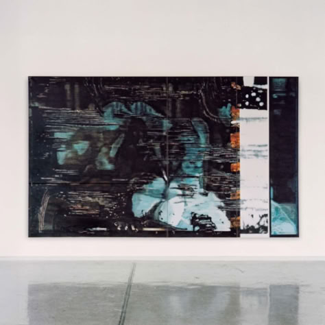 Ein abstraktes Gemälde mit dunklen und blauen Tönen, das an einer weißen Wand hängt. Der Boden ist reflektierend.