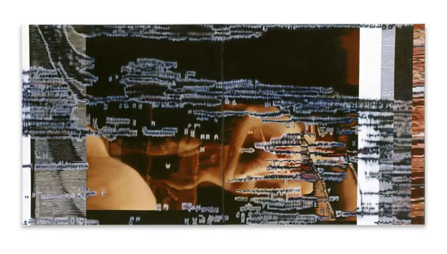 Ein Bild mit digitalem Glitch-Effekt, das teilweise ein Gesicht und Hände zeigt, überlagert von horizontalen und vertikalen Störungen.