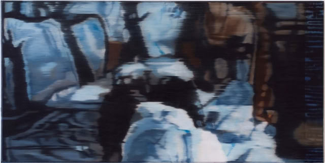 Verschwommenes Bild mit mehreren Personen in einem Raum, umgeben von blauen und weißen Tönen.